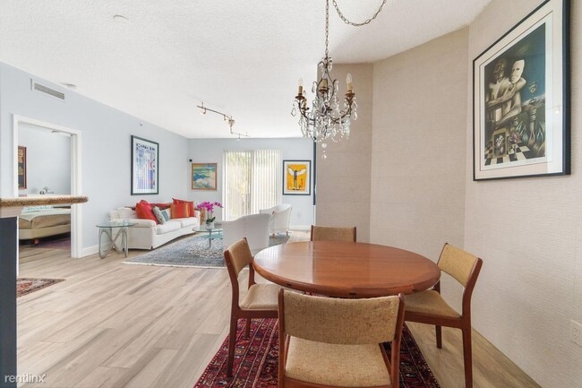 Building Photo - 3 br, 2 bath House - 250 NE 3rd Ave # 1412