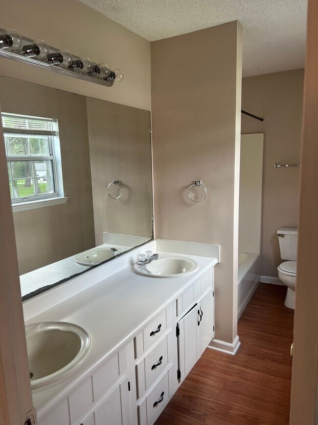 Foto del edificio - Two Story 3 Bed 2.5 Bath Available Early S...