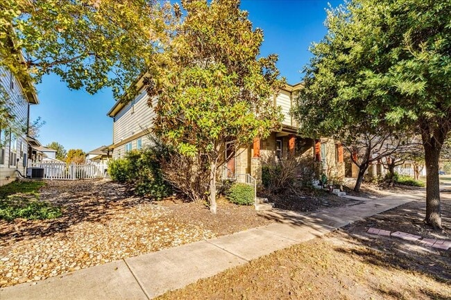 Foto del edificio - 512 Lookout Tree Ln