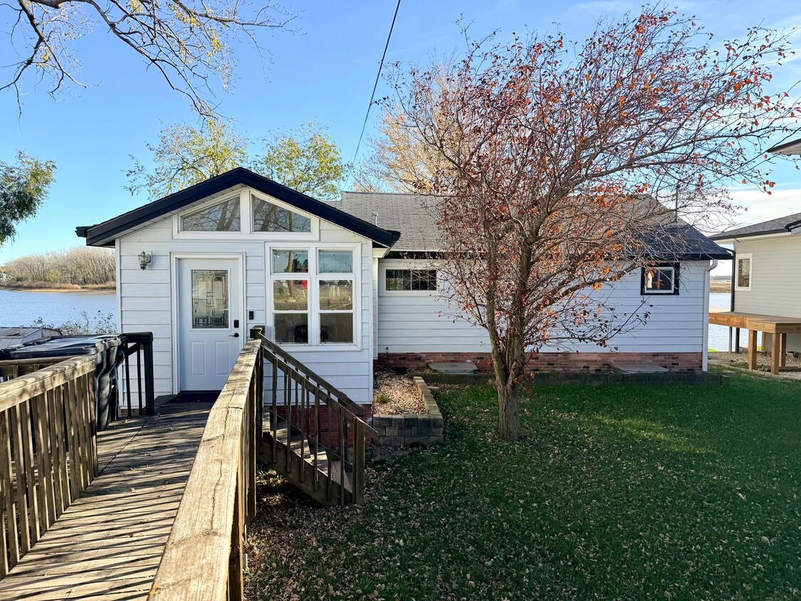 Primary Photo - 3 bedroom 2 bathroom lake house for rent!