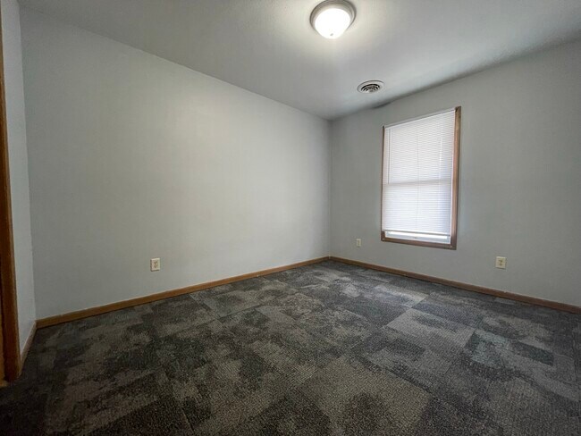 Building Photo - 302 Stone Creek Dr