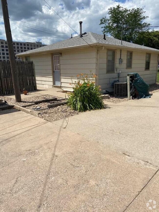 Building Photo - 710 N Kansas Ave