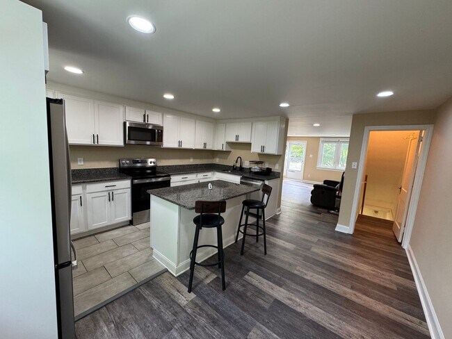 Foto del edificio - Newly Renovated 3-Bedroom Townhome in Drex...