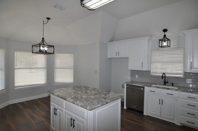 Building Photo - Beautiful Custom 3-Bed, 2-Bath Home in Sad...