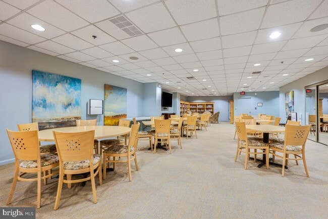Building Photo - 15100 Interlachen Dr