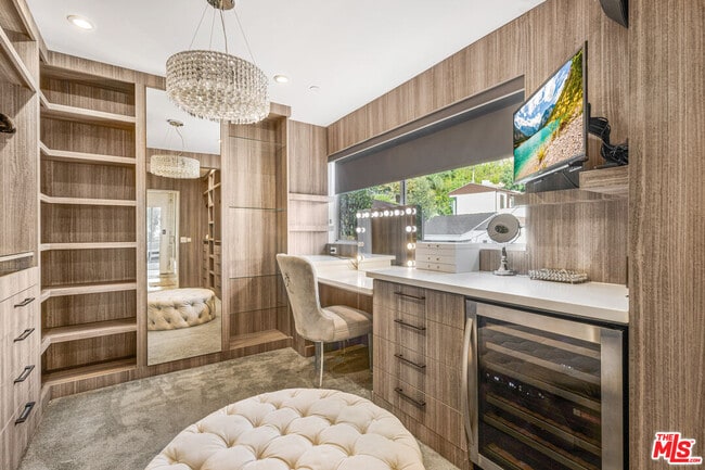 Foto del edificio - 1717 Sunset Plaza Dr