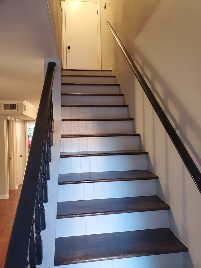 Foto del edificio - 422 Longwood Ct