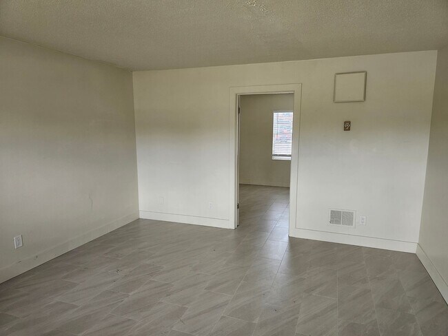 Foto del edificio - Large Updated 1 Bed Condo