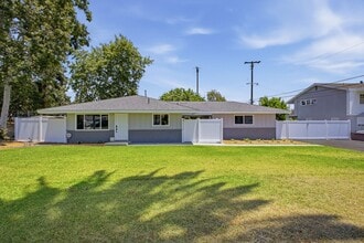 Building Photo - 1076 El Campo Dr