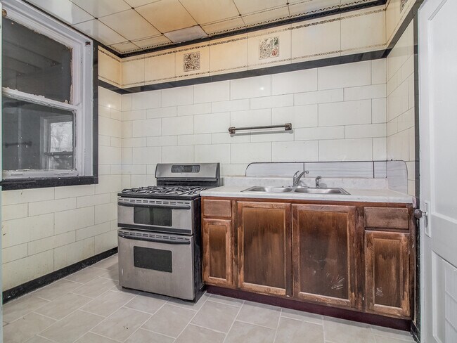 Building Photo - 1518 E 68th St