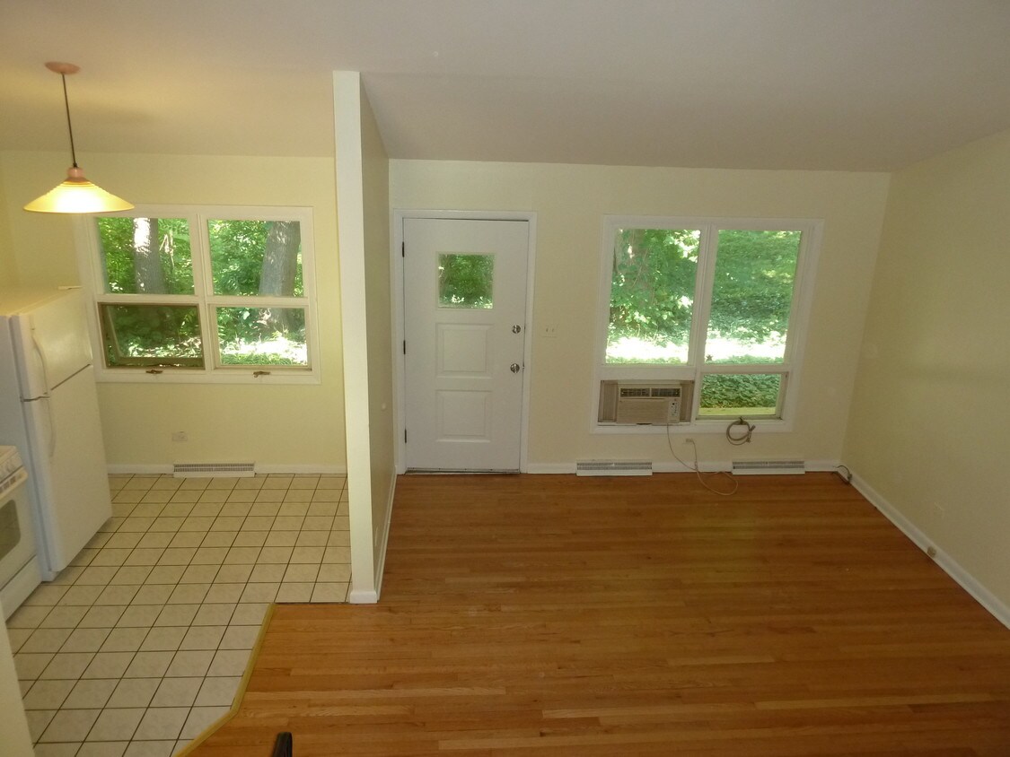 327 E Lake St, Barrington, IL 60010 Townhome Rentals in Barrington IL