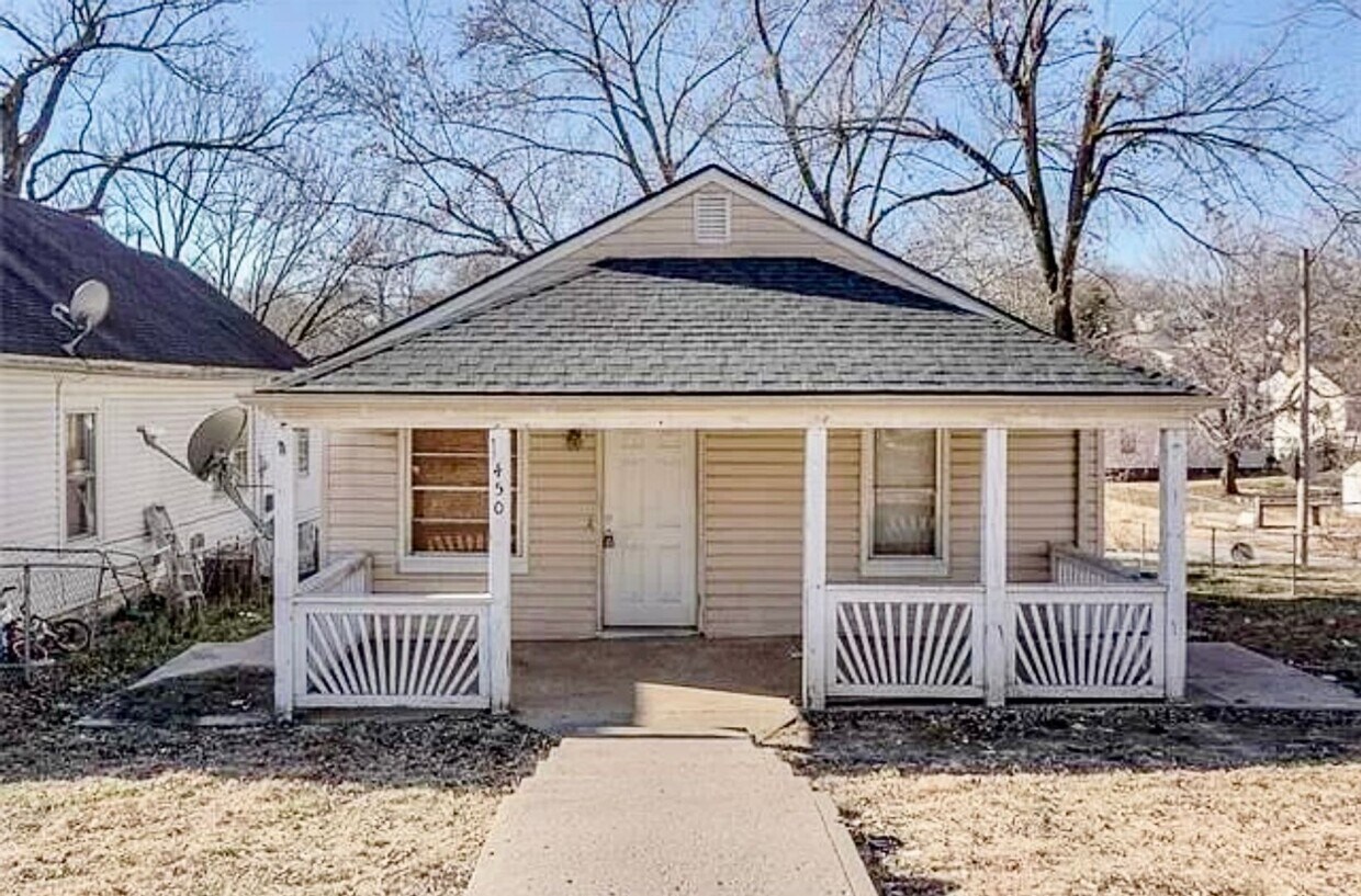 Primary Photo - 2 Bedroom Northeast Bungalow For Rent