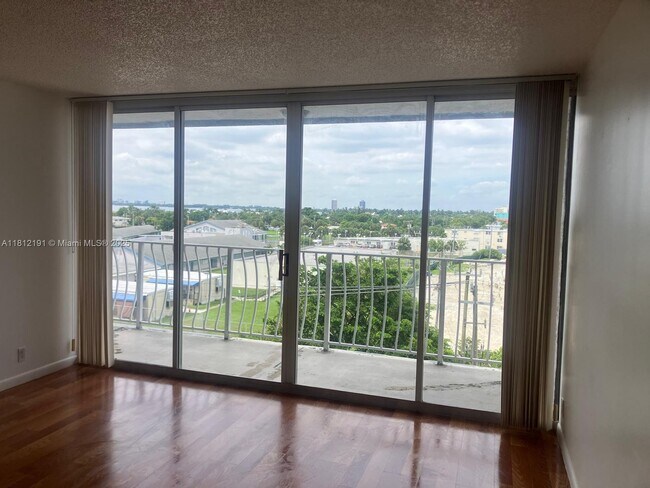 Foto del edificio - 7601 E Treasure Dr