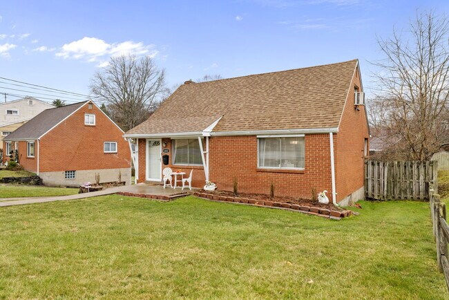Front of House - 402 College Park Dr
