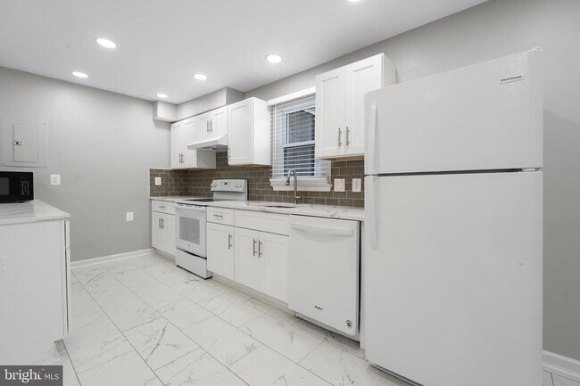 Building Photo - 1212 Rainbow Dr