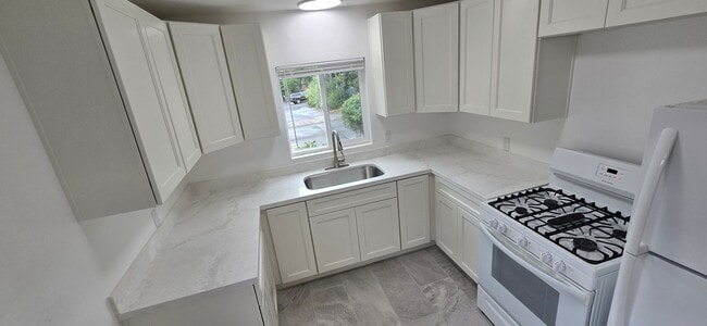 Foto del edificio - 778 Litchfield Ave