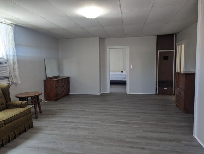 Building Photo - COMING SOON FURNISHED 2 BEDROOM UPSTAIRS A...