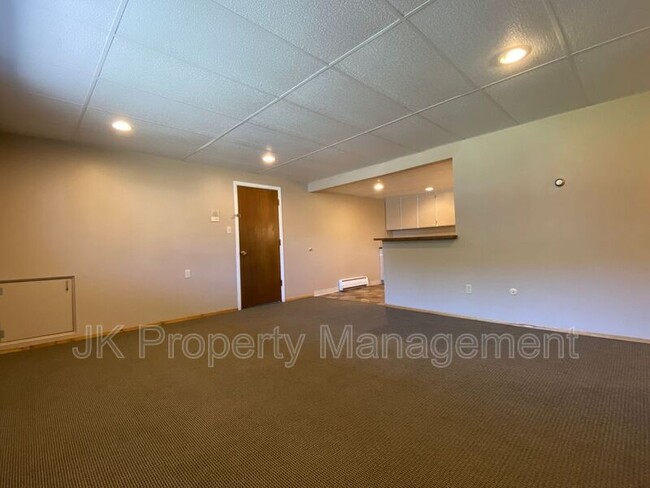 Building Photo - 1401-142B 2b St S