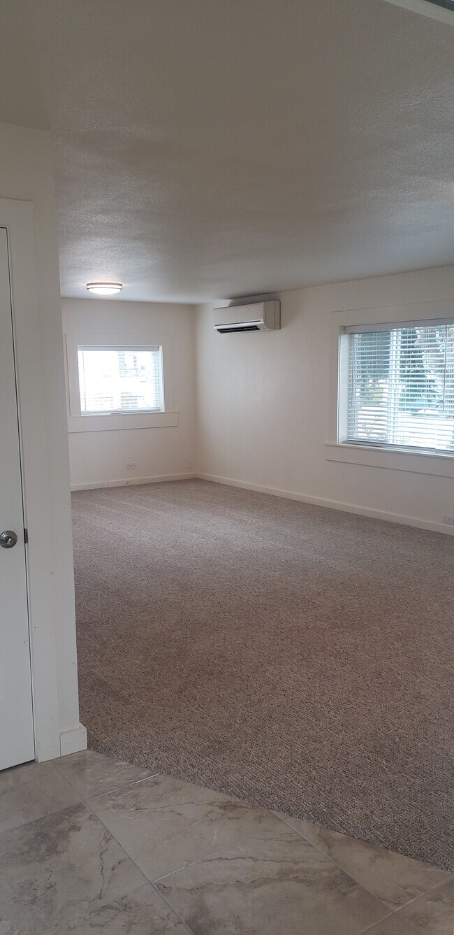 Building Photo - 576 K St