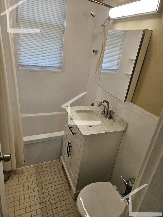 Foto del edificio - Nicely renovated 2 bed in Brighton!