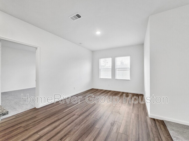 Building Photo - 28410 Selsdon Ct