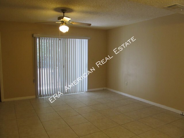 Building Photo - 2 bedroom townhome with fenced back yard!