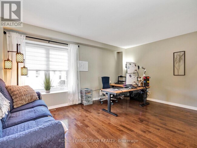 Building Photo - 53 Thornbury Crescent