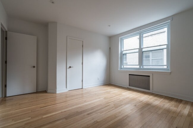 Building Photo - 2105 Chomedey