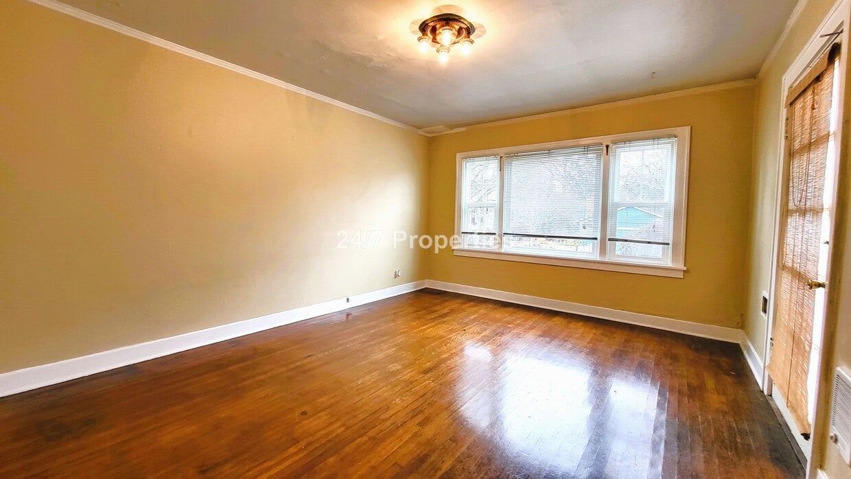 Primary Photo - Vintage 1 BD | 1 BA Apartment in the Heart of Hawthorne/Belmont