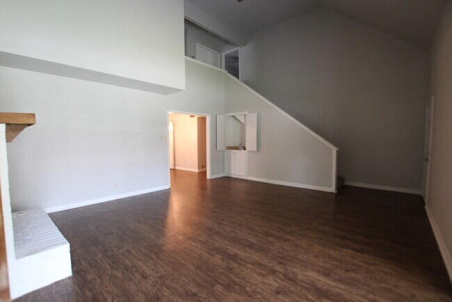 Building Photo - Tour Today! 3 Bed 2 Bath Town Home in Tyle...