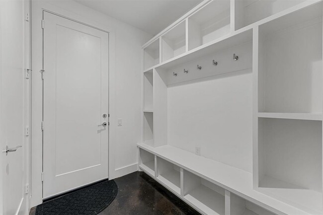 Building Photo - 5854 E Post Oak Ln
