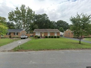 Main Photo - 5604 Hawthorne Ave