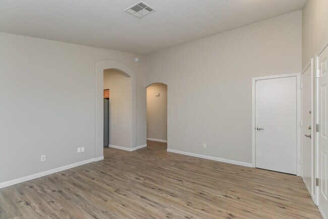 Building Photo - 9914 E Diamond Ave