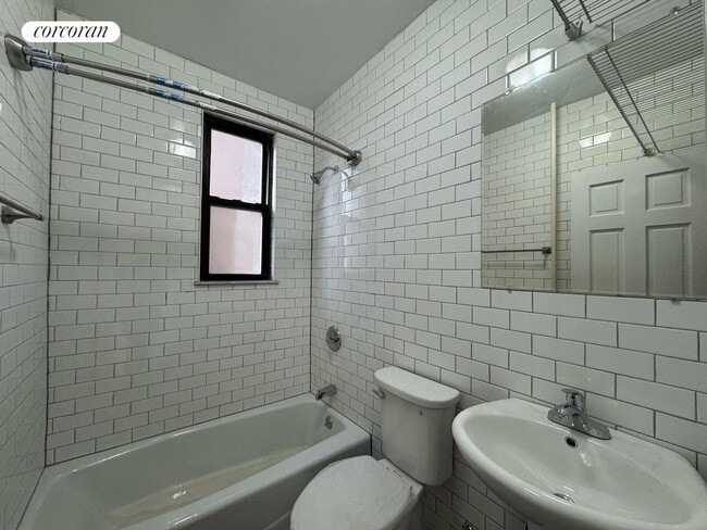 Foto del edificio - 51-17 Skillman Ave