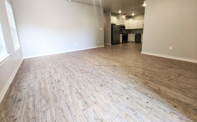 Foto del edificio - Modern 3-Bedroom Apartment with 2-Car Gara...