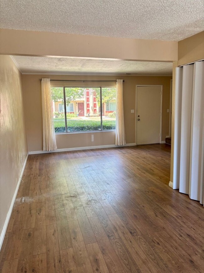 Building Photo - Light and Bright Townhouse in Sought-After...