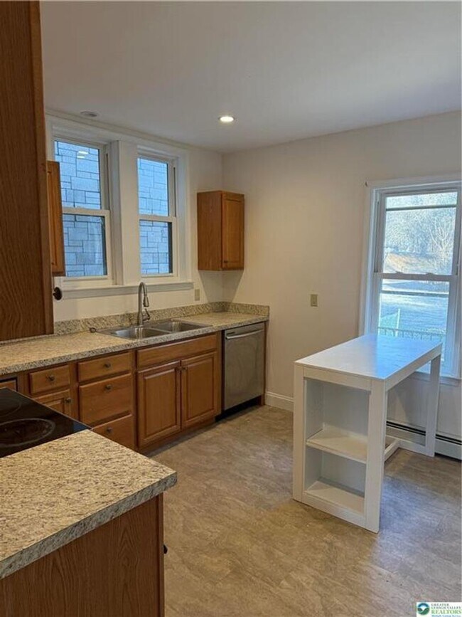 Building Photo - 3 bedroom 1 bathroom