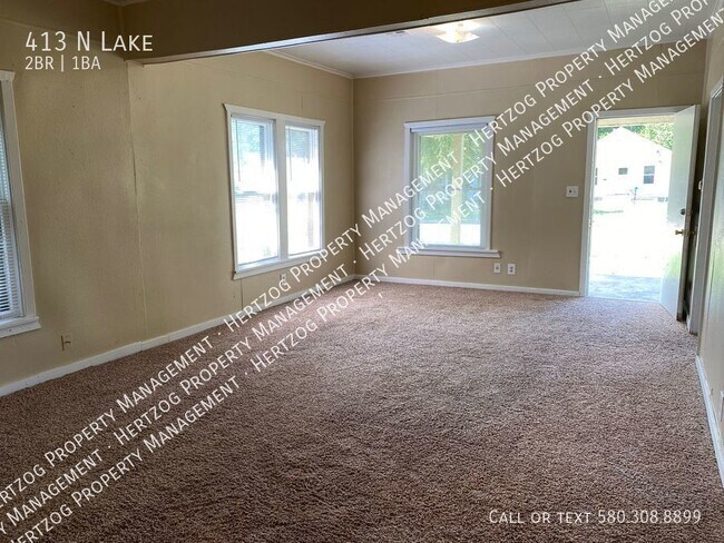 Building Photo - 2 Bedroom 1 Bath home with a large porch!