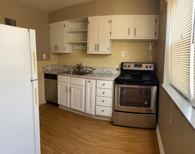 Kitchen - 6240 Loughborough Ave