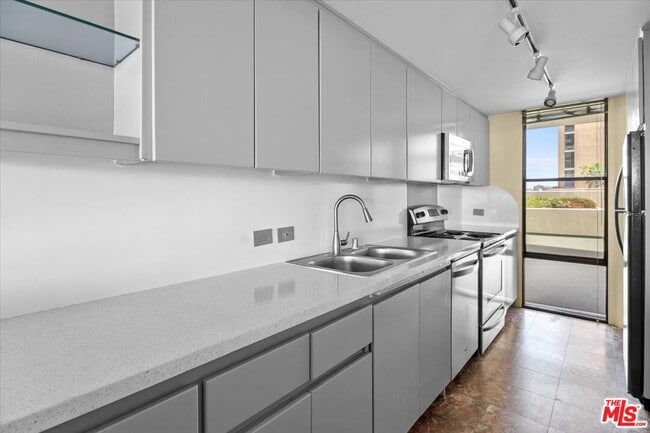 Building Photo - 4265 Marina City Dr