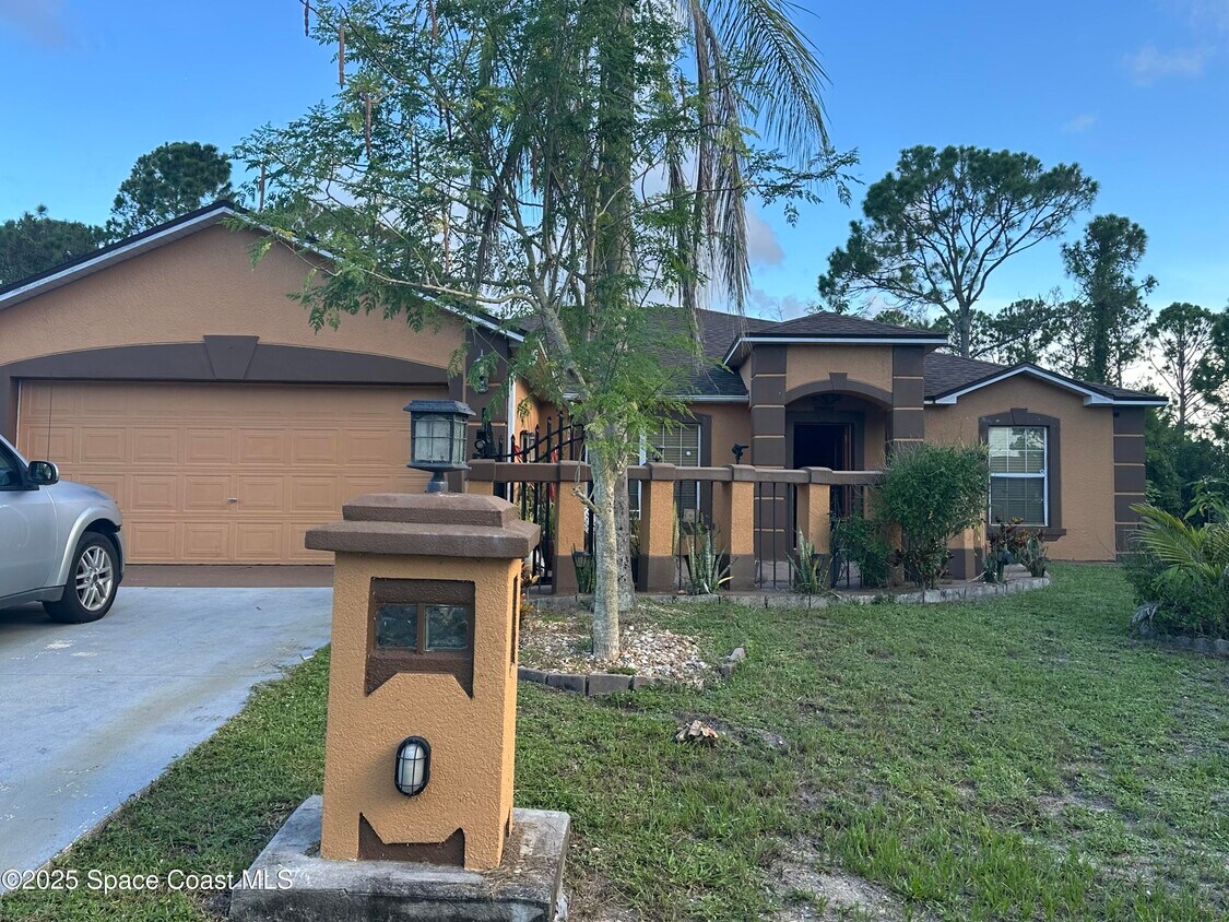 Foto principal - 688 White Cloud St SW