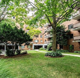 Well maintained grounds - 60 Pleasant St