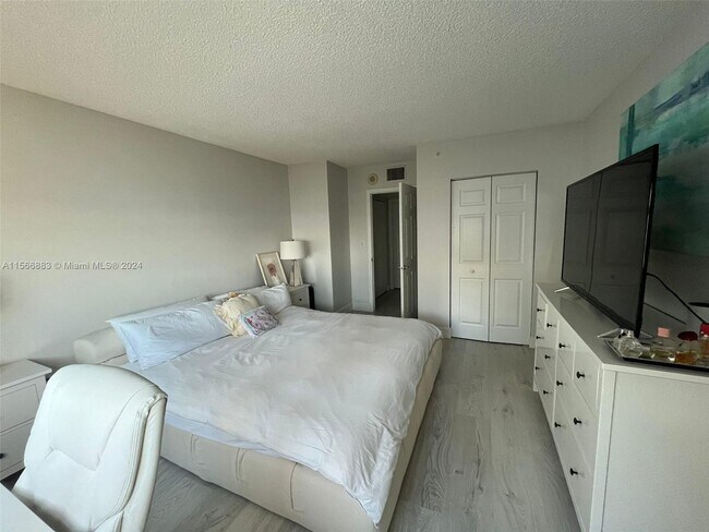 Building Photo - 1155 Brickell Bay Dr