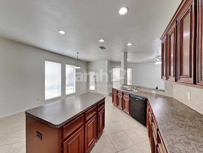 Foto del edificio - 15818 Shoreline Terrace Dr