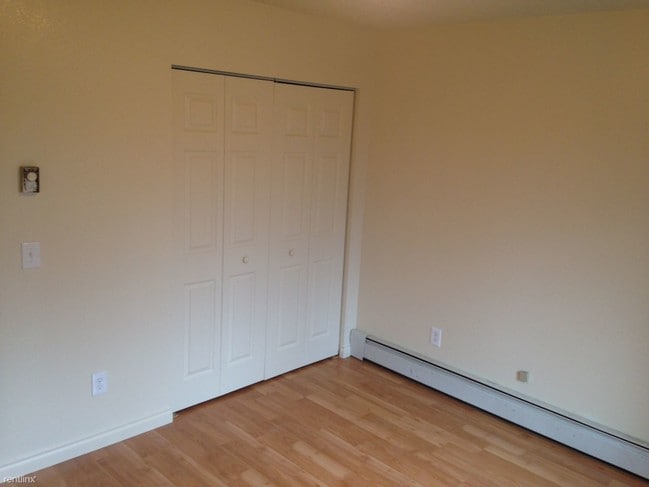 Building Photo - 2 br, 1 bath 4plex - 3001 W Sakai St  1 Bath
