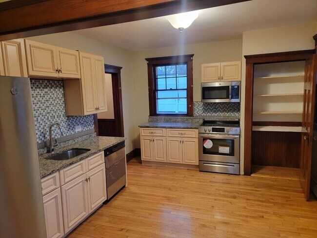 Building Photo - 7 Raymond Rd