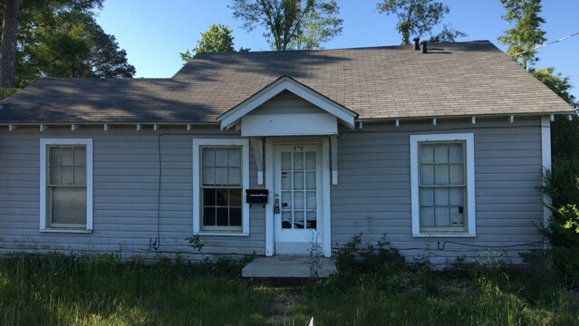 Building Photo - 303 Lamar Ave