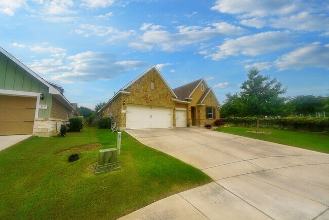 Foto del edificio - Executive-Style Home Now Available in Cros...