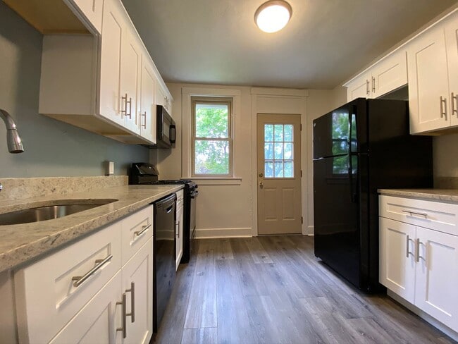 Building Photo - Charming Three Bedroom Townhouse in Squirr...
