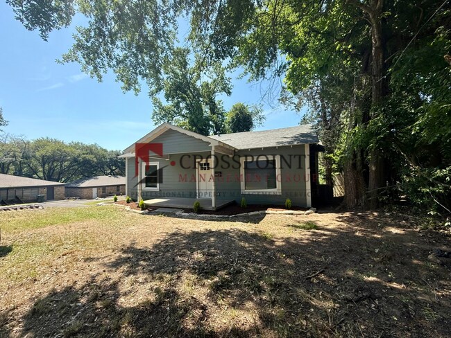 Building Photo - Newly Renovated 2 Bedroom, 1 Bathroom Home!
